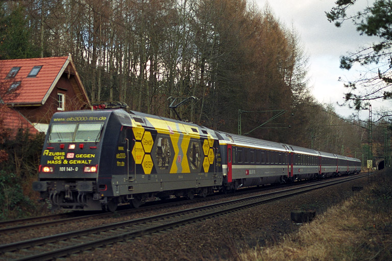 Gelb-schwarz ... die "Gegen Hass und Gewalt"-Lok 101 141 (Januar 2004)