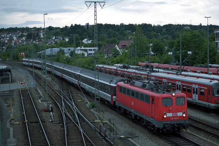 110 202 mit IC 380 bei km 16,0 (Juli 2004)