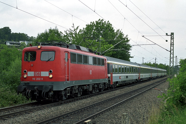 110 202 mit IC 381 bei km 12,8 (Juli 2004)