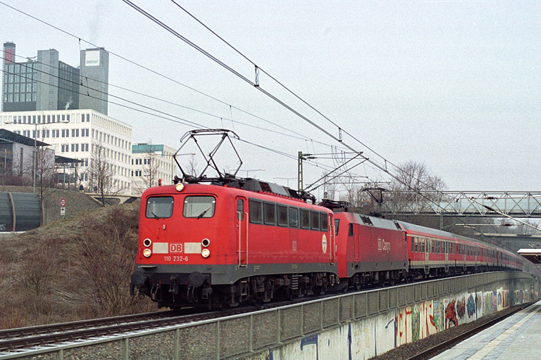 RE 19607 mit 110 232 und 152 034 bei km 14,2 (M&auml;rz 2004)