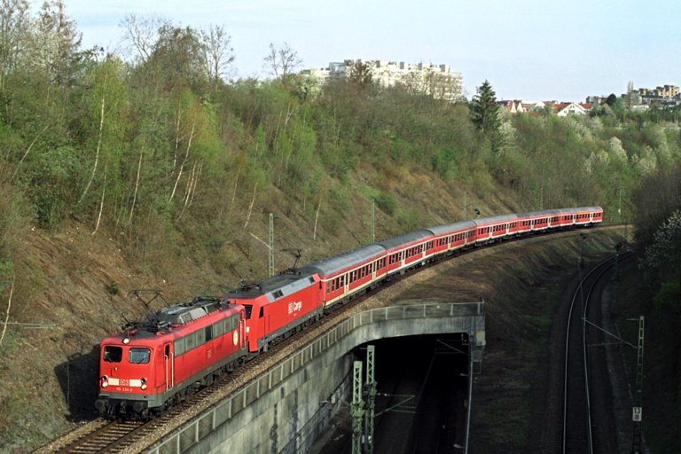 RE 19607 mit 110 234 und 152 016 bei km 13,8 (April 2004)