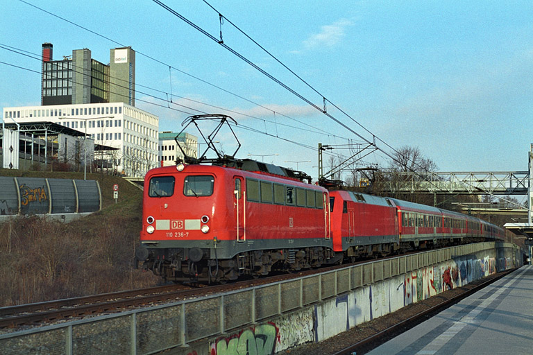RE 19607 mit 110 236 und 152 108 bei km 14,2 (Februar 2004)