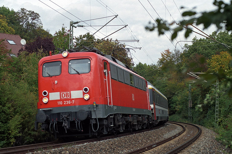 110 236 mit IC 381 bei km 12,2 (Oktober 2004)