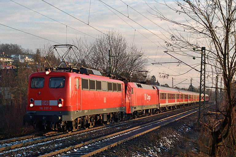 RE 19607 mit 110 237 und 152 015 bei km 12,8 (Februar 2004)