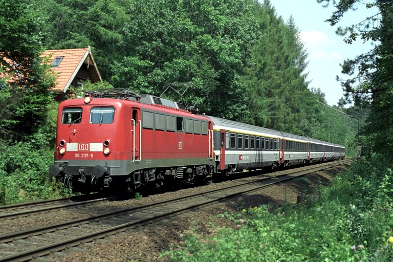 110 237 mit IC 381 bei km 18,2 (Juli 2004)