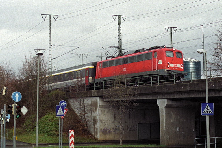 110 237 mit IC 381 bei km 16,4 (Dezember 2004)