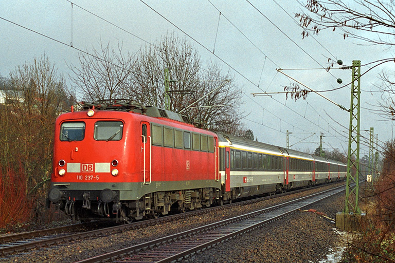 110 237 mit IC 381 bei km 12,8 (Januar 2004)