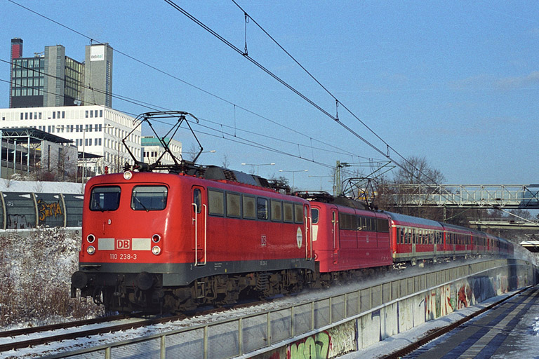 RE 19607 mit 110 238 und 151 131 bei km 14,2 (Februar 2004)