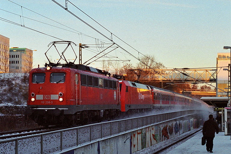 RE 19607 mit 110 238 und 152 024 bei km 14,2 (Dezember 2003)