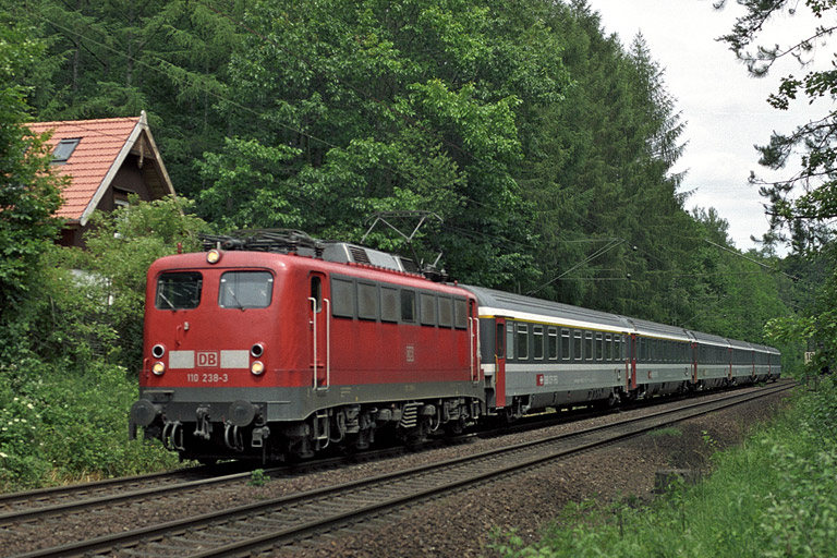 110 238 mit IC 381 bei km 18,2 (Juli 2004)