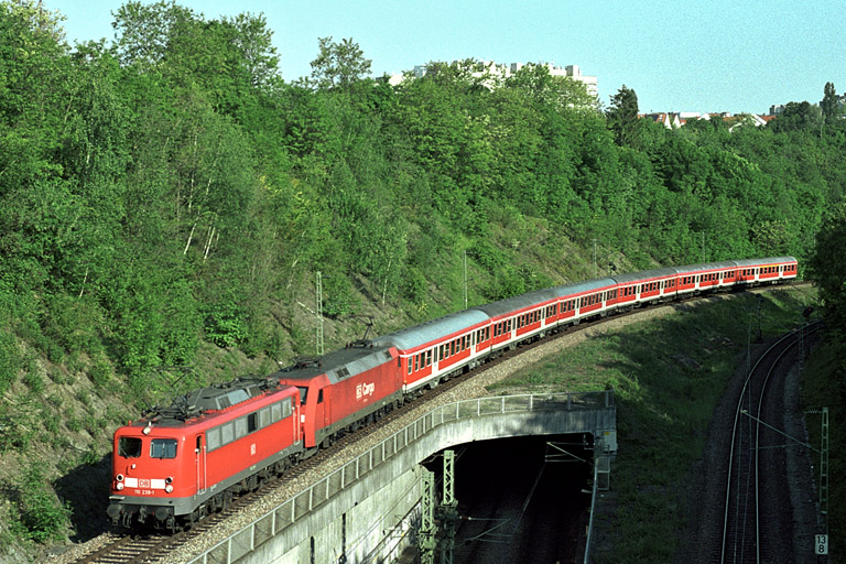 RE 19607 mit 110 239 und 152 020 bei km 13,8 (Mai 2004)