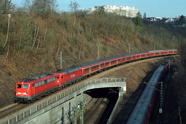 RE 19607 mit 110 239 und Lok der Baureihe 152 bei km 13,8 (M&auml;rz 2004)