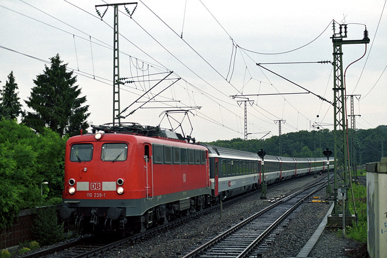 110 239 mit IC 380 bei km 16,8 (Juni 2004)
