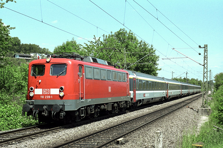 110 239 mit IC 381 bei km 12,8 (Mai 2004)