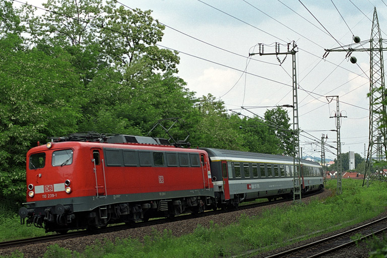 110 239 mit IC 381 bei km 17,4 (Juni 2004)