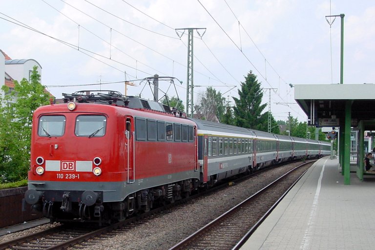 110 239 mit IC 381 bei km 16,6 (Juni 2004)
