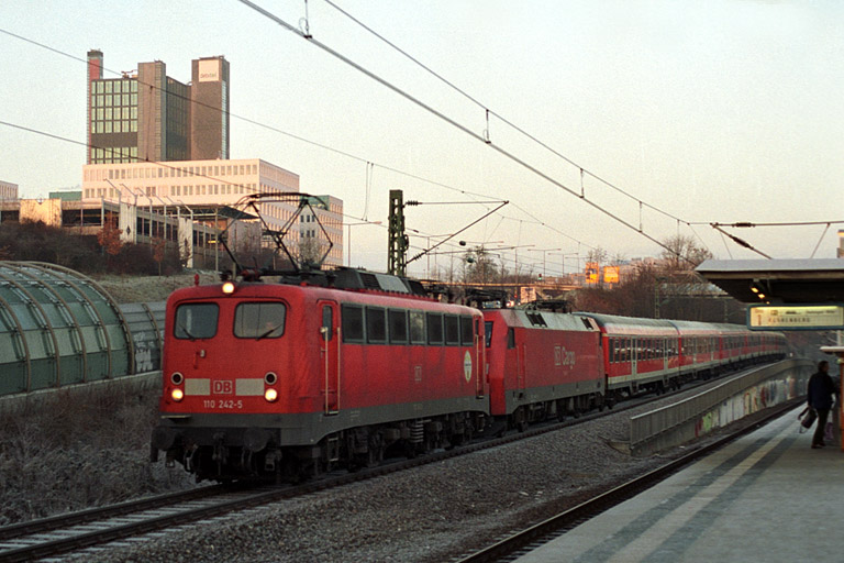 RE 19607 mit 110 242 und 152 047 bei km 14,2 (Dezember 2003)