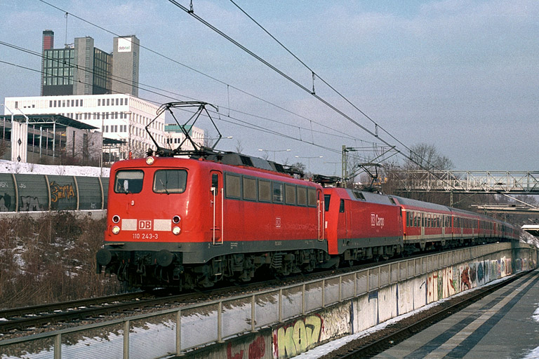 RE 19607 mit 110 243 und 152 030 bei km 14,2 (M&auml;rz 2004)
