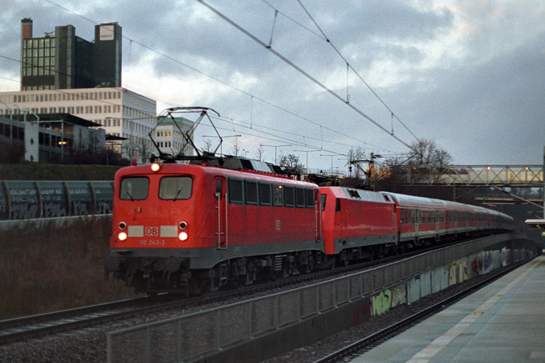 RE 19607 mit 110 243 und 152 073 bei km 14,2 (Januar 2004)