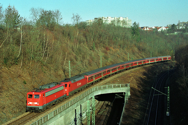 RE 19607 mit 110 256 und 152 020 bei km 13,8 (M&auml;rz 2004)