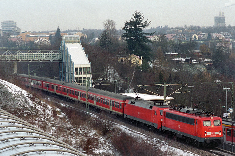 RE 19607 mit 110 256 und 152 168 bei km 14,2 (Februar 2004)