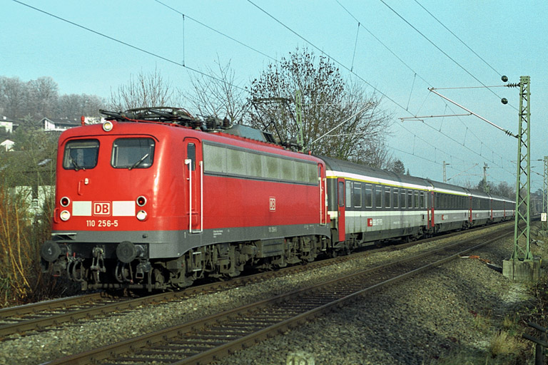 110 256, ein "l&uuml;ftungstechnischer" DB Regio-Sonderling (Dezember 2004)