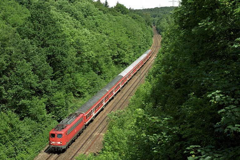 110 256 mit Regionalexpre&szlig; bei km 20,02 (Juni 2004)