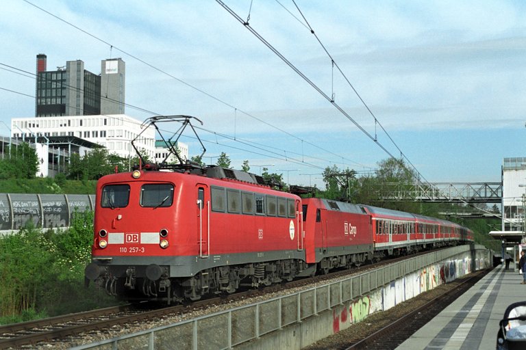 RE 19607 mit 110 257 und 152 015 bei km 14,2 (Mai 2004)