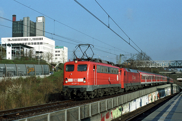 RE 19607 mit 110 257 und 152 031 bei km 14,2 (April 2004)