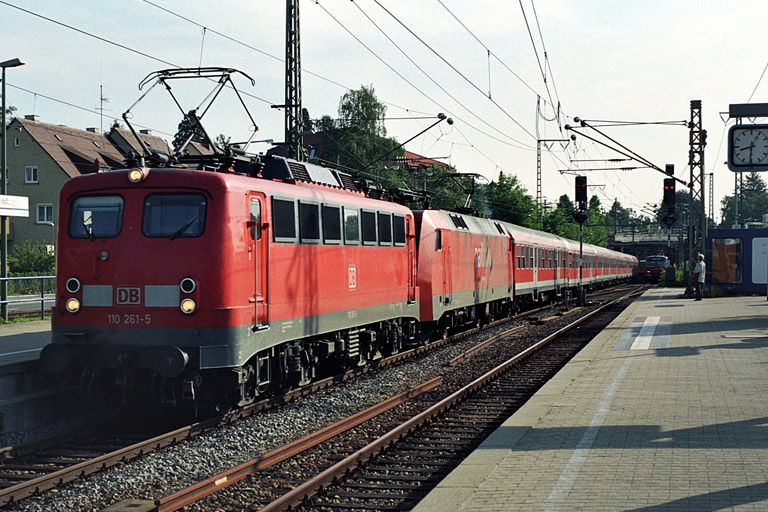 RE 19607 mit 110 261 und 152 018 bei km 15,6 (Juni 2004)
