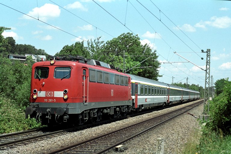 110 261 mit IC 381 bei km 12,8 (Juni 2004)