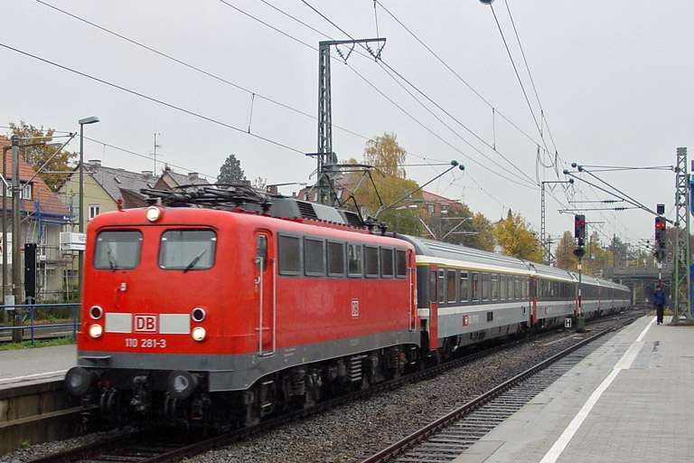 110 281 mit IC 381 bei km 15,6 (Oktober 2004)