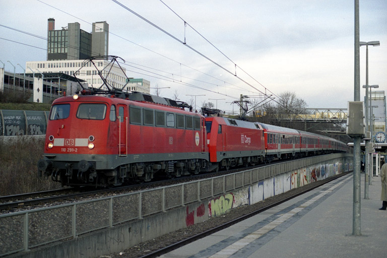 RE 19607 mit 110 291 und 152 024 bei km 14,2 (Februar 2004)