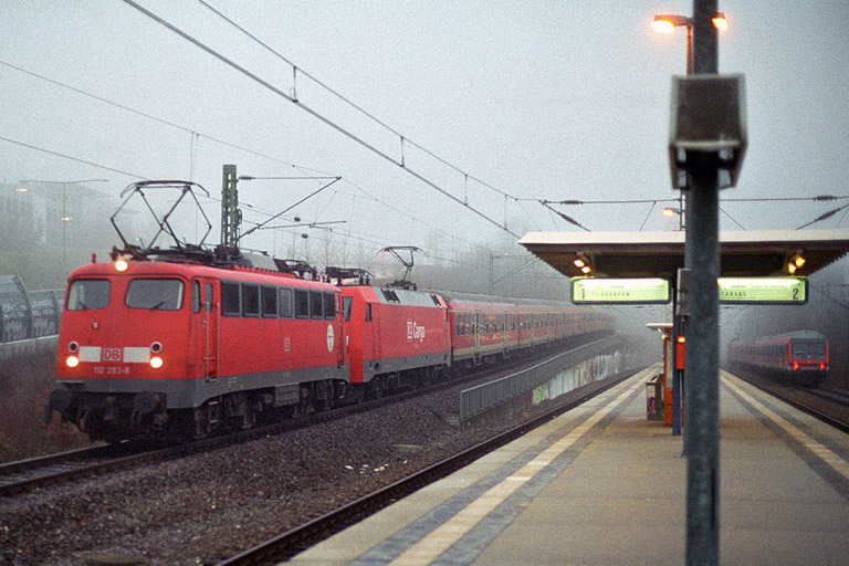 RE 19607 mit 110 293 und 152 020 bei km 14,2 (Januar 2004)