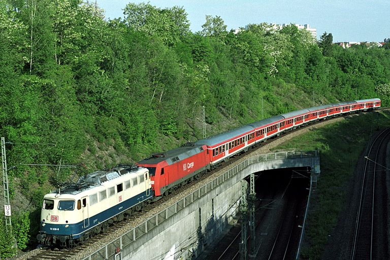 RE 19607 mit 110 306 und 152 019 bei km 13,8 (Juni 2004)
