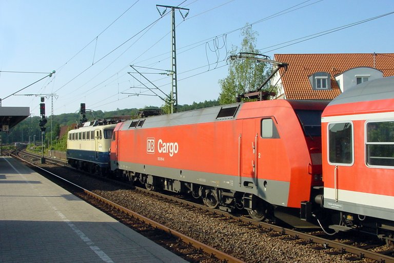 RE 19607 mit 110 306 und 152 019 bei km 16,8 (Juni 2004)