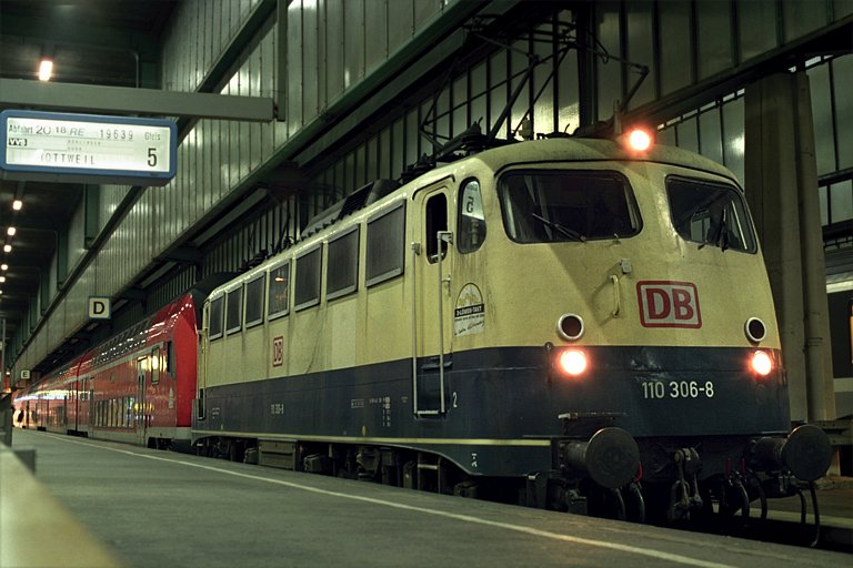 RE 19639 mit 110 306 bei km 0,2 (Oktober 2004)