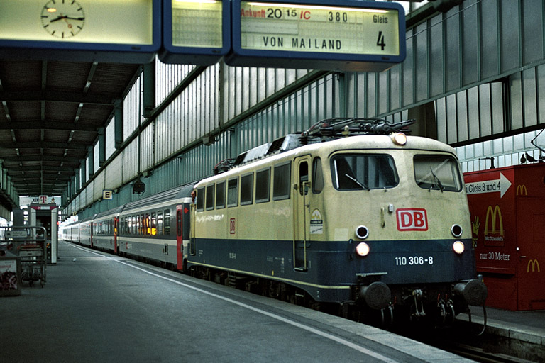 Der klassische G&auml;ubahn-Nostalgie-D-Zug ... mit 110 306 (Juli 2004)