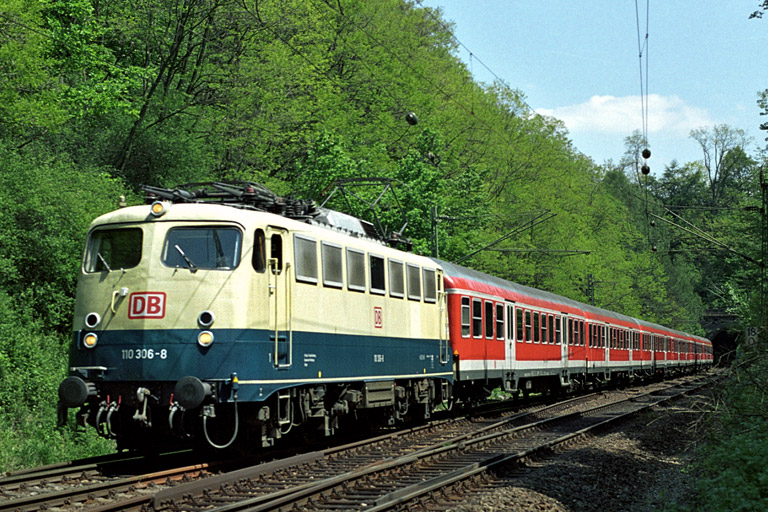 110 306 mit Regionalexpre&szlig; bei km 18,0 (Mai 2004)