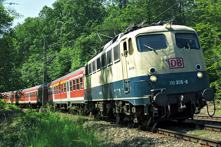 110 306 mit Regionalexpre&szlig; bei km 11,2 (Juni 2004)
