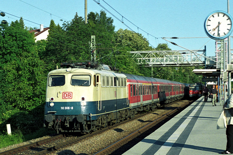 110 306 mit Regionalexpre&szlig; bei km 14,2 (Juni 2004)