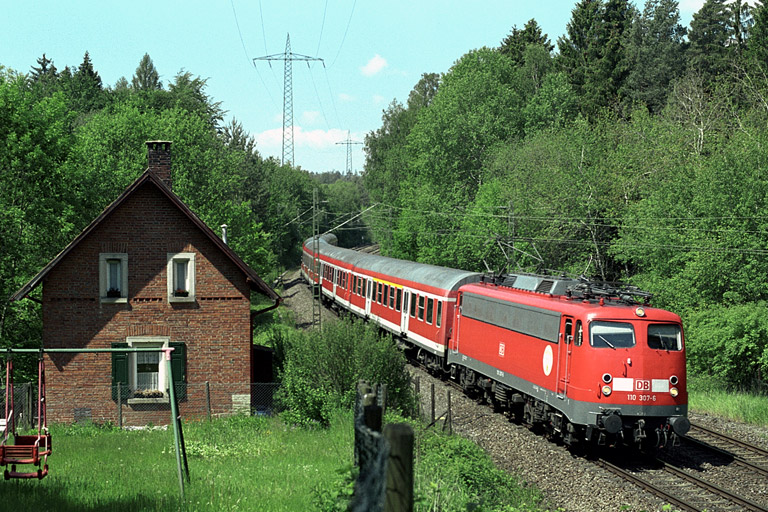 110 307 mit Regionalexpre&szlig; bei km 19,2 (Mai 2004)