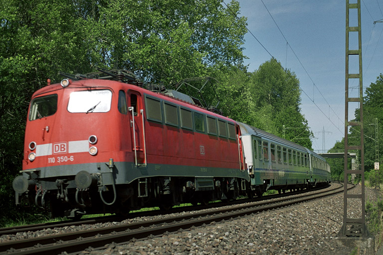 110 350 mit IC 93703 (Cisalpino-Ersatzzug) bei km 19,2 (Juni 2004)