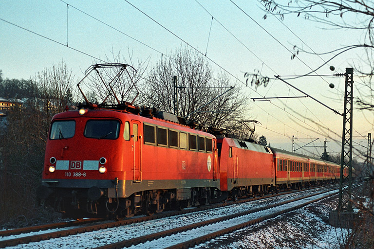 RE 19607 mit 110 388 und 152 081 bei km 12,8 (Januar 2004)