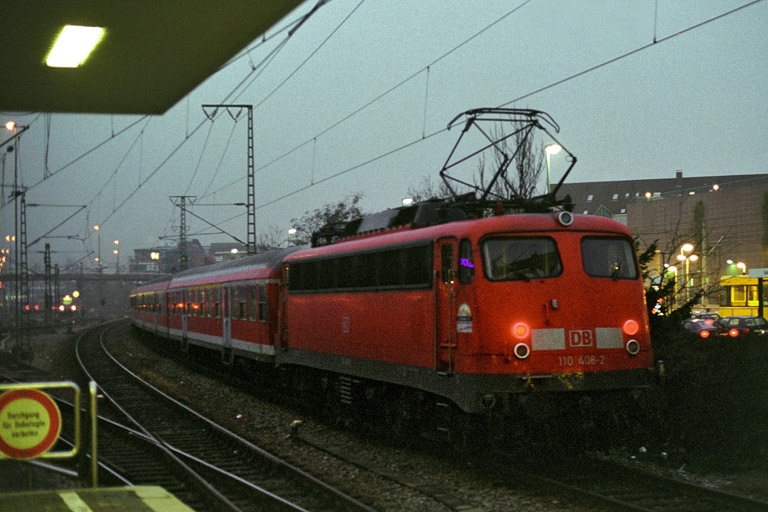 RE 19012 mit 110 408 bei km 15,8 (Dezember 2004)