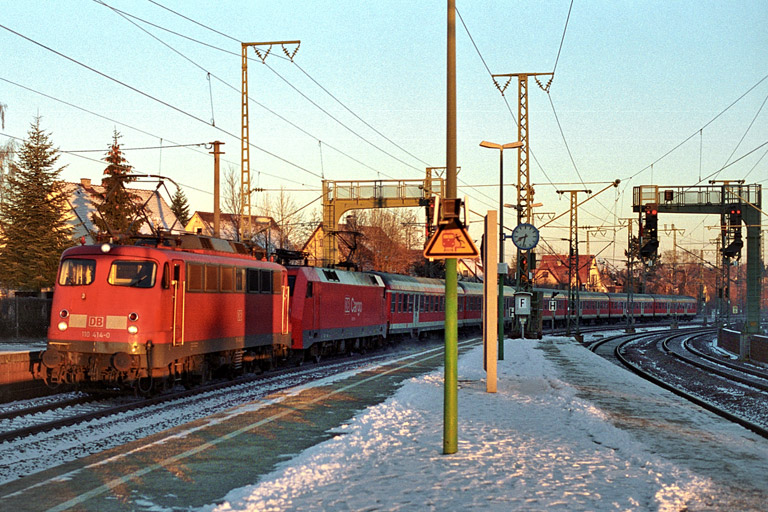 RE 19607 mit 110 414 und 152 029 bei km 16,6 (Dezember 2003)