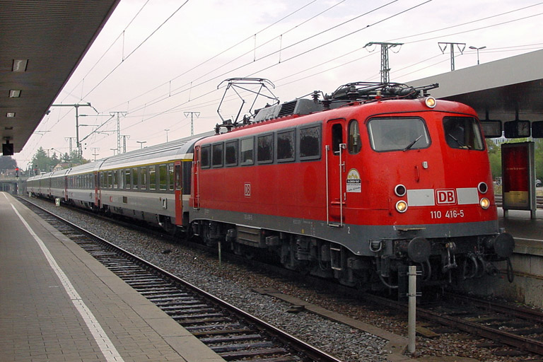 110 416 mit IC 381 bei au&szlig;erplanm&auml;&szlig;igem Halt an km 15,8 (September 2004)