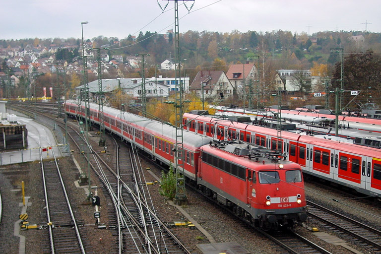 RE 19013 mit 110 424 bei km 16,0 (November 2004)