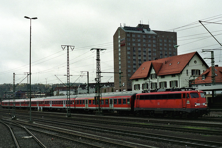 RE 19013 mit 110 424 bei km 15,6 (November 2004)