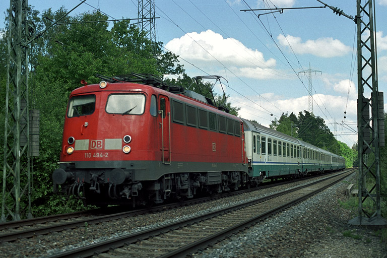 110 494 mit IC 93707 (Cisalpino-Ersatzzug) bei km 22,2 (Juni 2004)